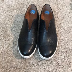 Gentle Souls by Kenneth Cole black slip-on sneaker